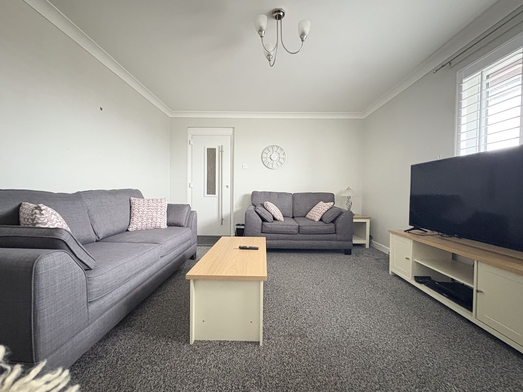 Property photo 3 of 8 Lounge 2