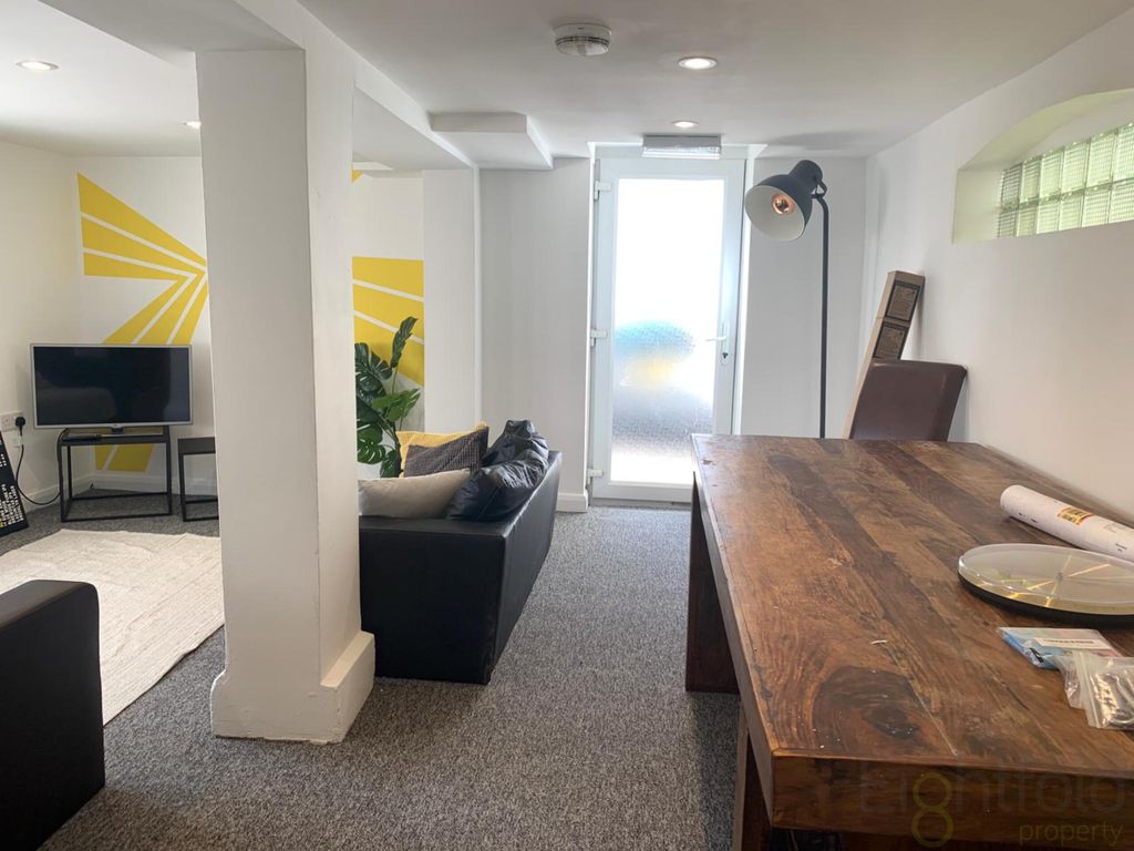 Property photo 3 of 24 Image