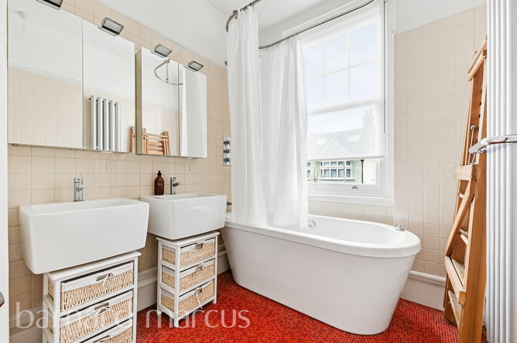 Property photo 3 of 10 Bathroom