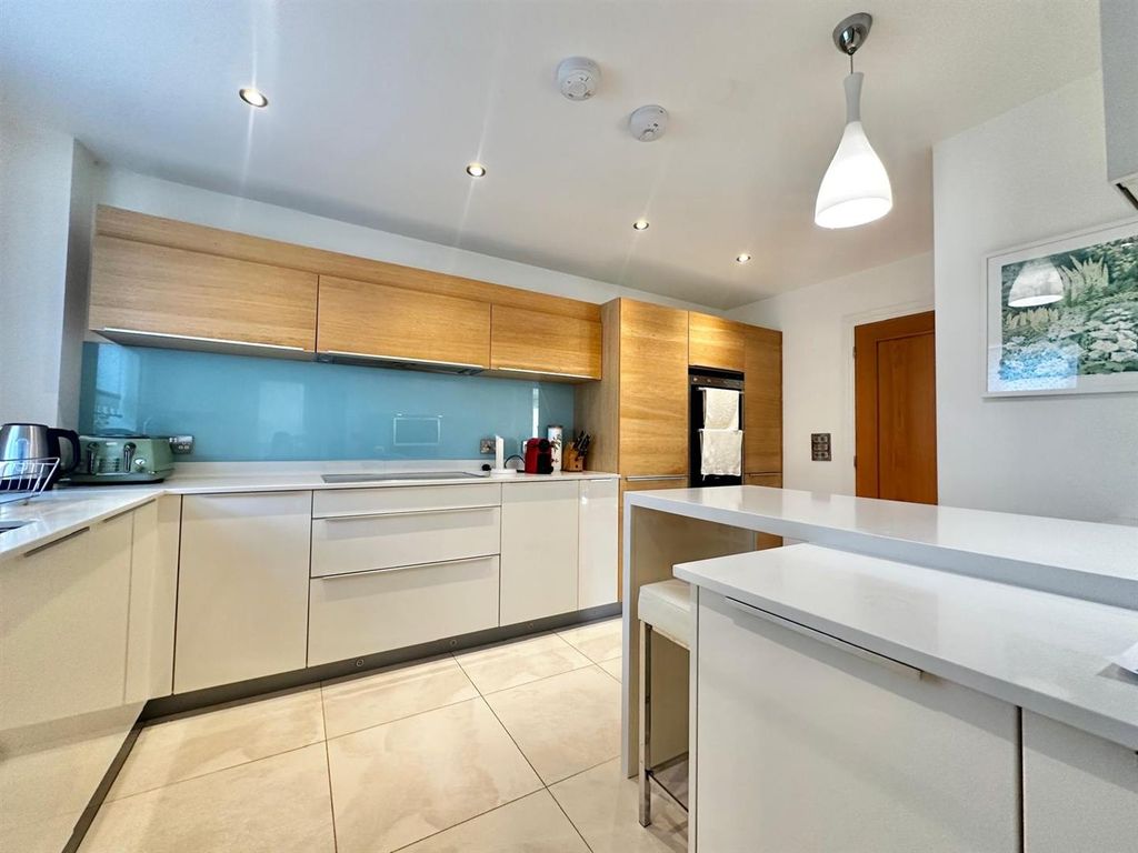 Property photo 2 of 18 Kitchen