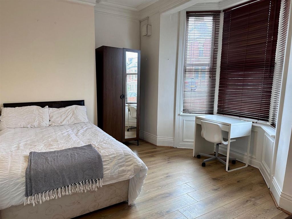 Property photo 3 of 10 Bed 1.Jpg