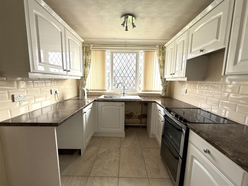 Property photo 3 of 14 6 Coley Grove Kit.Jpeg