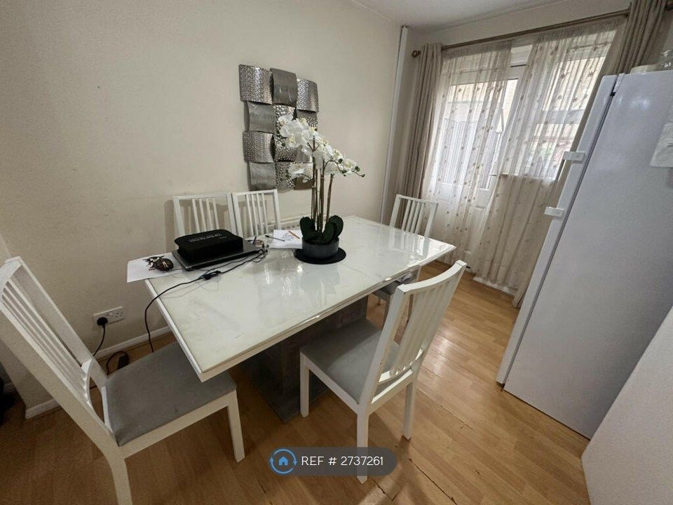 Property photo 3 of 11 Dining Area