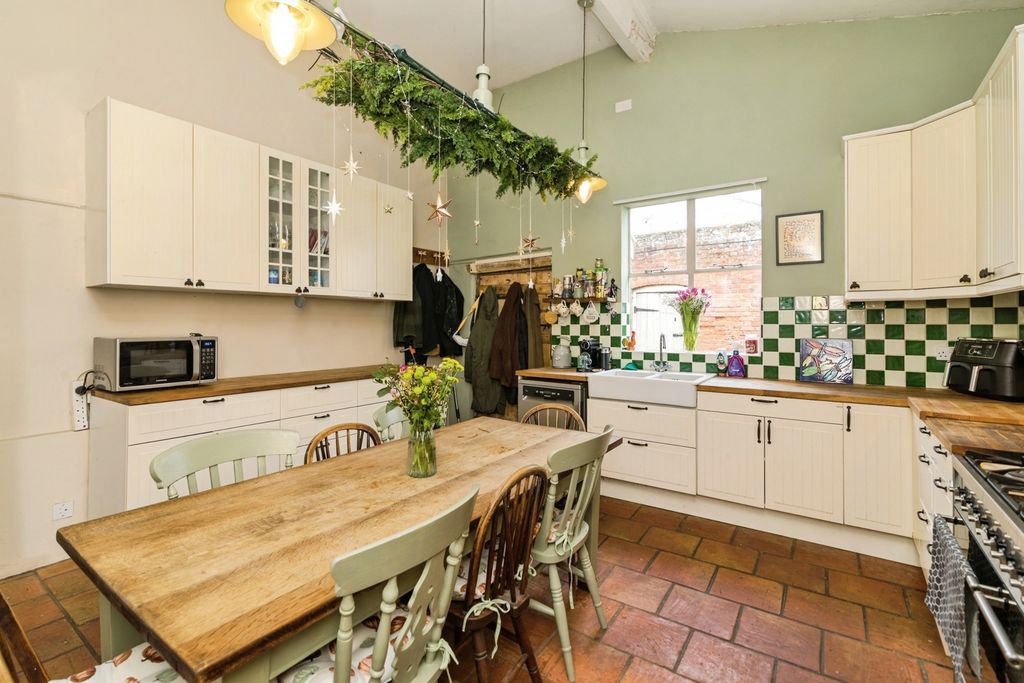 Property photo 3 of 20 Kitchen