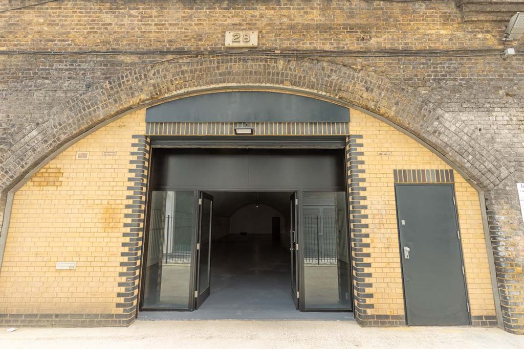 Property photo 2 of 6 The Front Of An Arch.