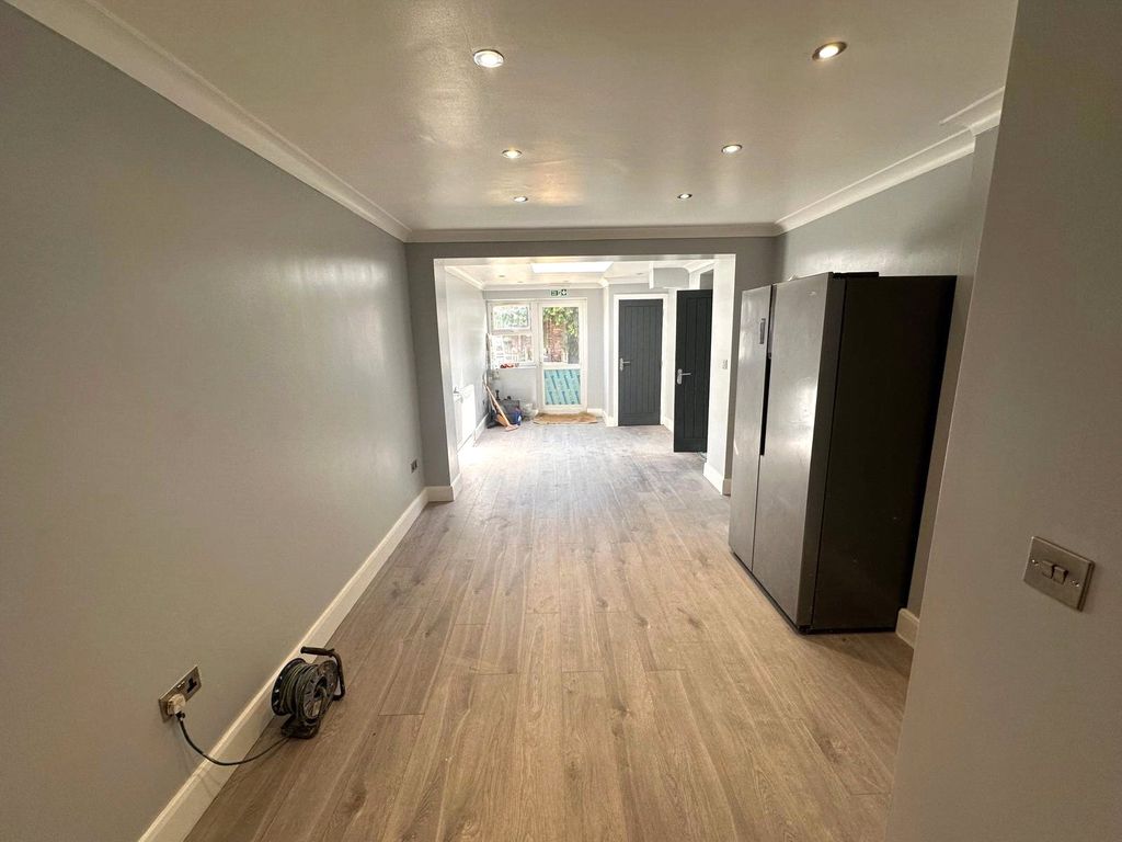 Property photo 3 of 7 Lounge