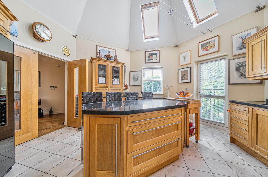 Property photo 2 of 18 1312182-16-685Fc7...