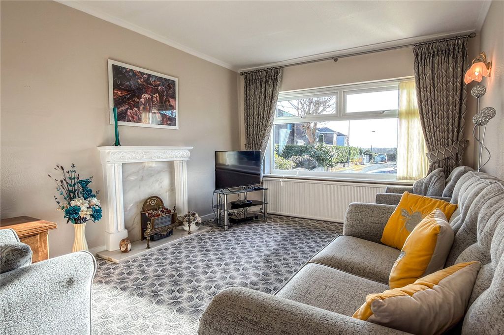 Property photo 3 of 18 Lounge