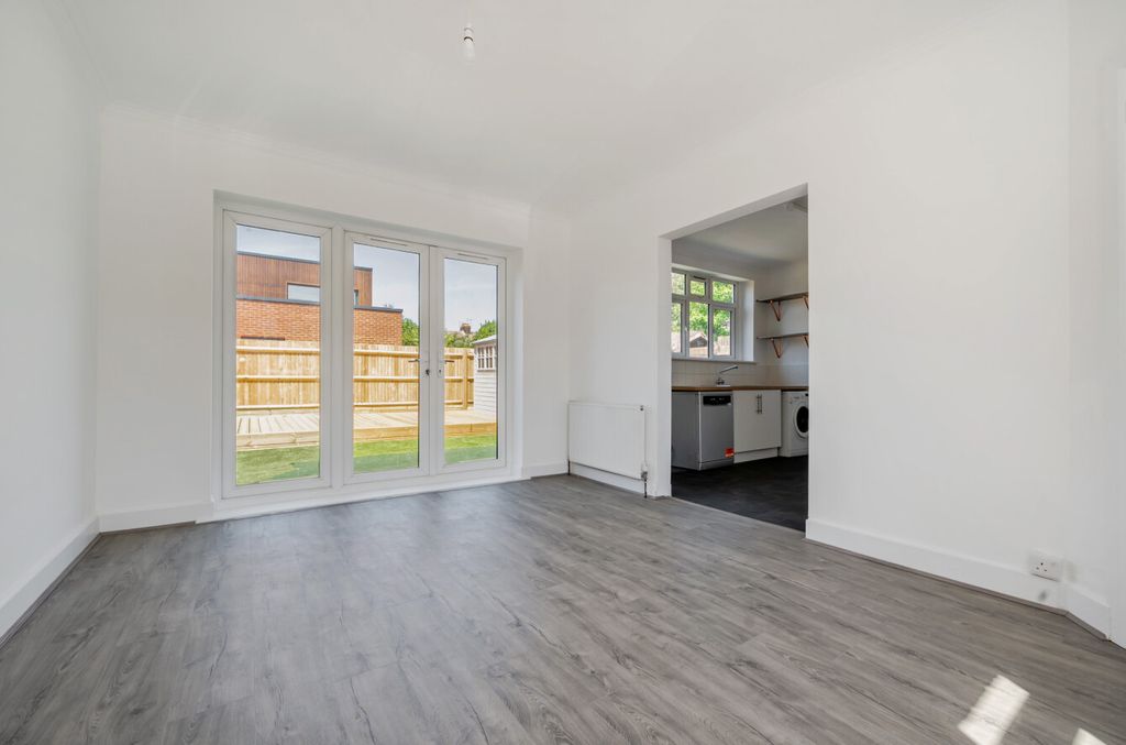 Property photo 3 of 14 1482207-15-6A396d...