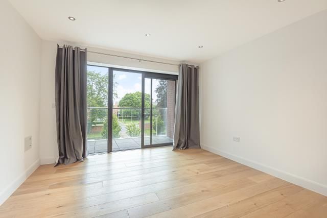 Property photo 3 of 10 Living Space