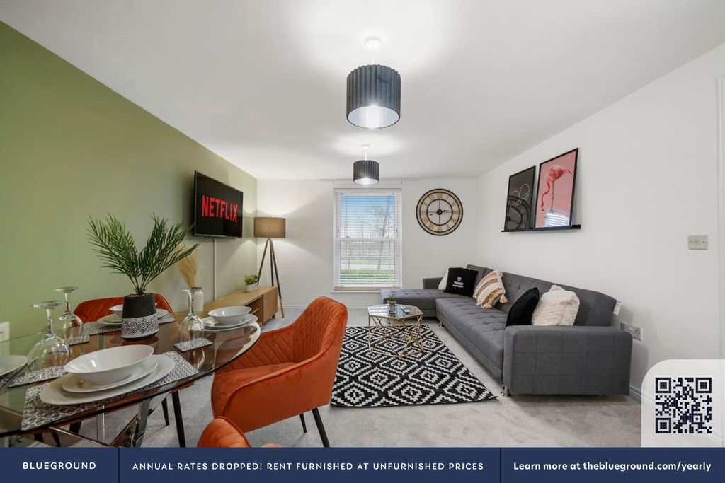 Property photo 3 of 17 Living Room