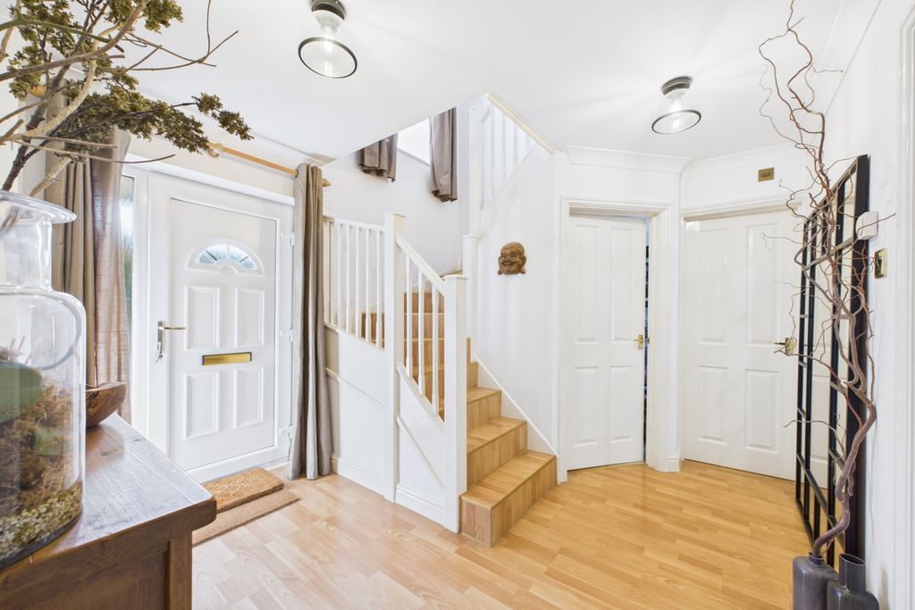 Property photo 2 of 25 Entrance Hall