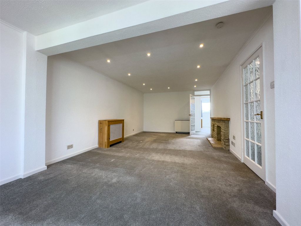 Property photo 3 of 20 Living Room