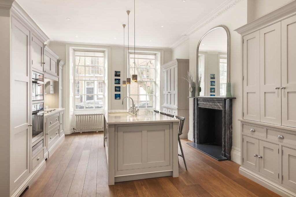 Property photo 3 of 18 Kitchen