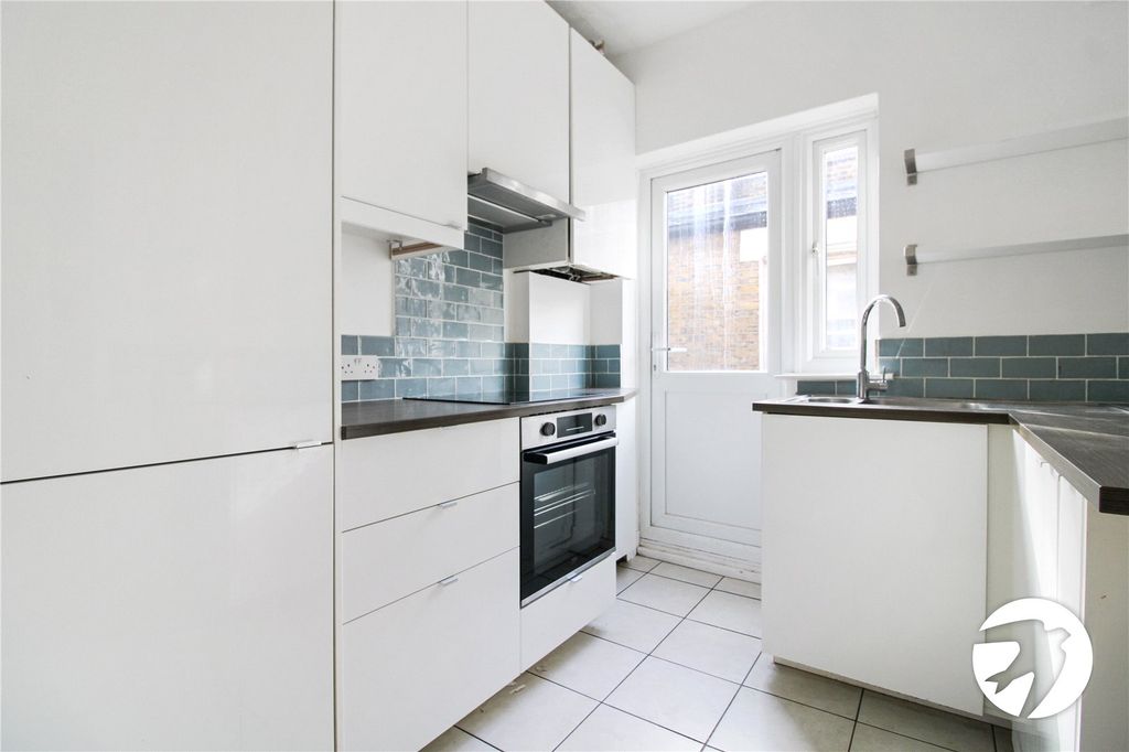 Property photo 3 of 8 Kitchen