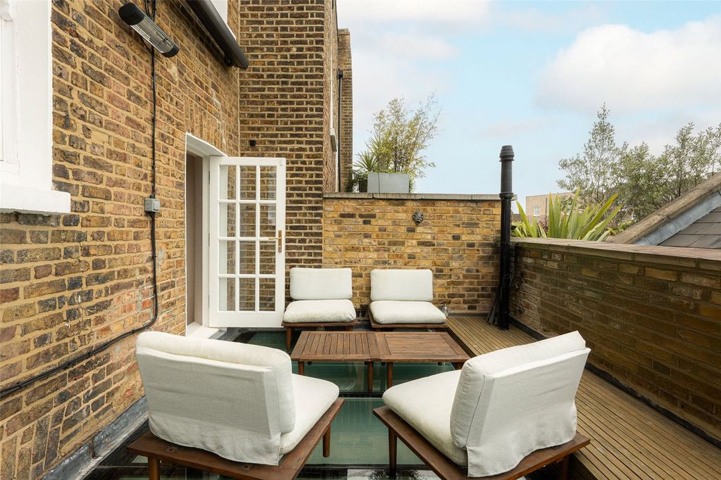 Property photo 3 of 14 Terrace