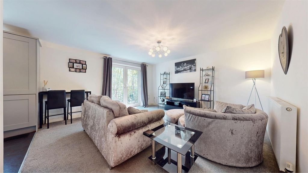 Property photo 3 of 19 Delph Hollow Way Living Room