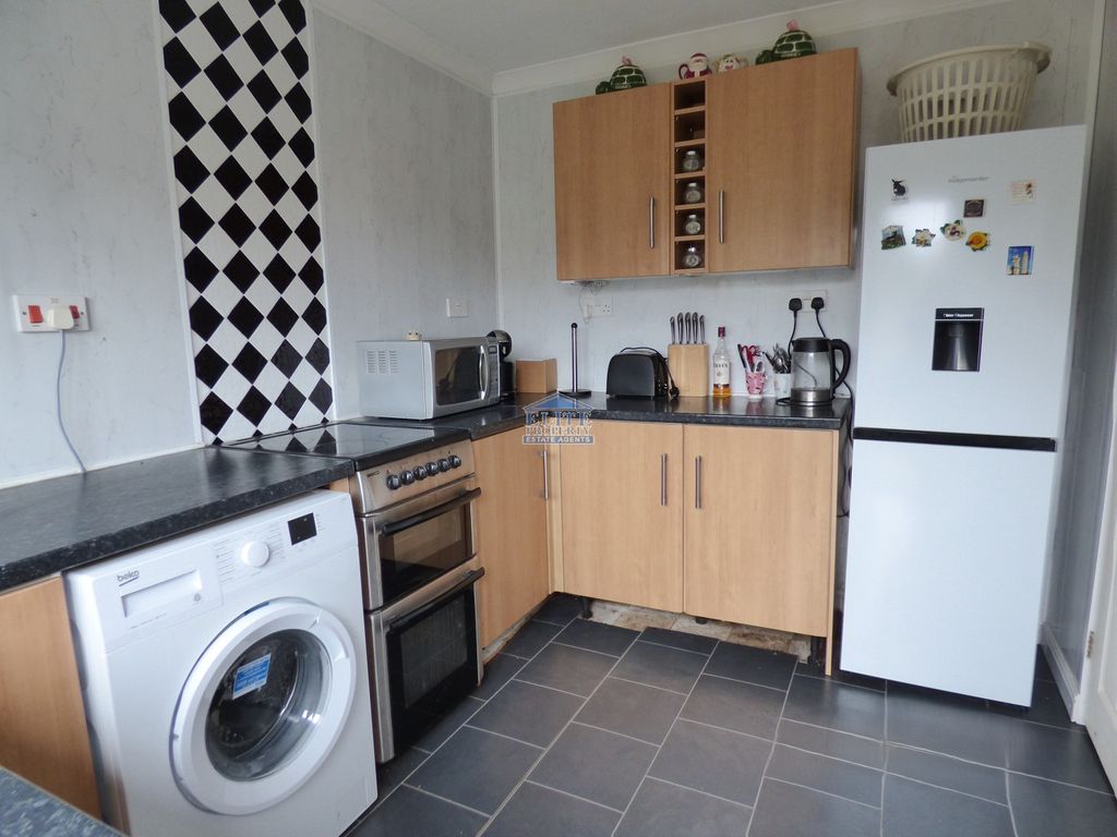 Property photo 3 of 6 Kitchen