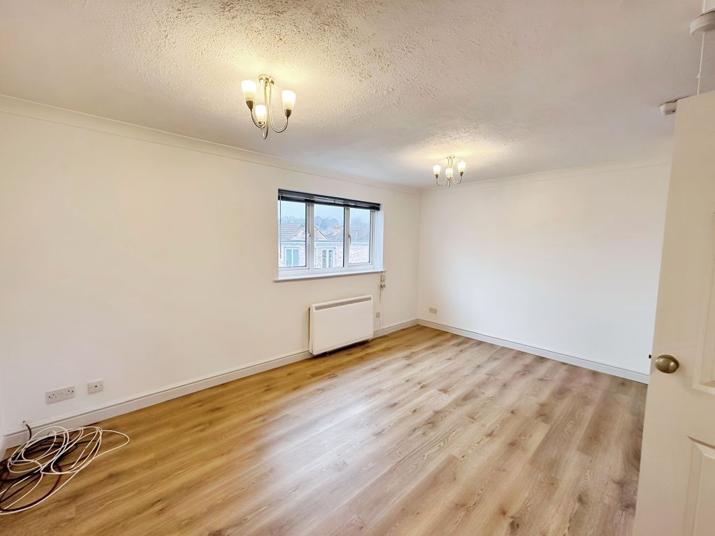 Property photo 3 of 8 0Fc504B4-0Feadcae-Aa37-4371-Bf6B-429Faad64Da9