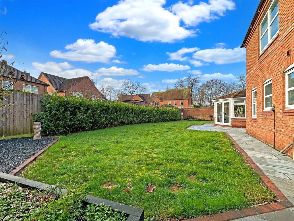 Property photo 3 of 30 Well-Appointed Rear Garden 525