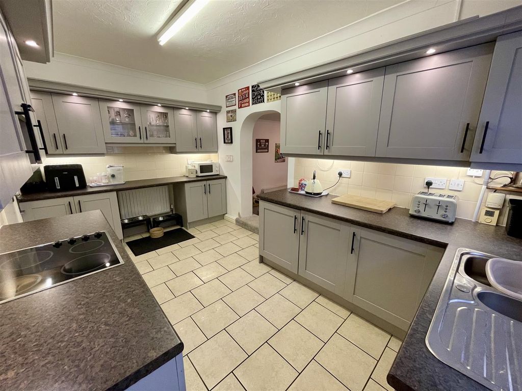 Property photo 3 of 15 Kitchen/Breakfast Room