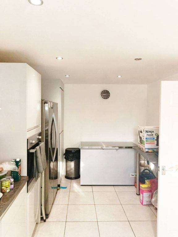 Property photo 2 of 7 Room