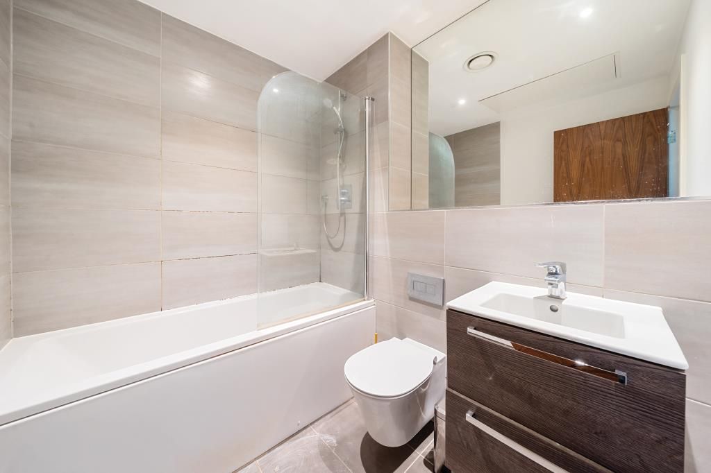 Property photo 3 of 11 Bathroom