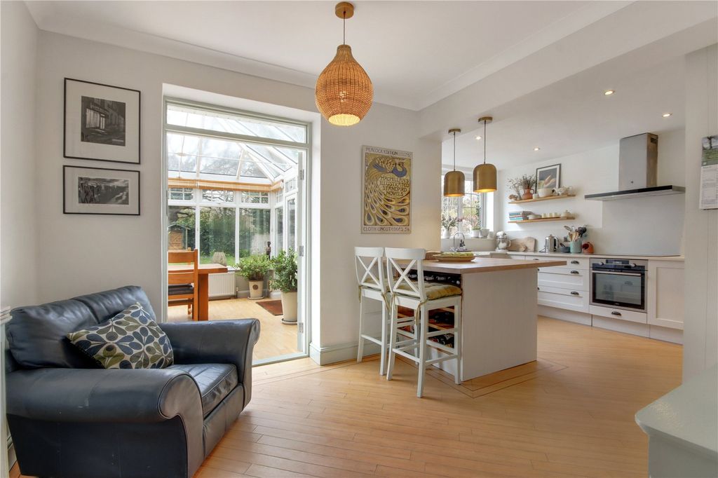 Property photo 3 of 16 Kitchen/Breakfast