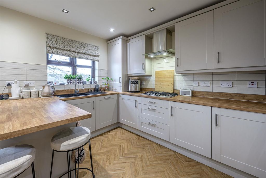 Property photo 3 of 27