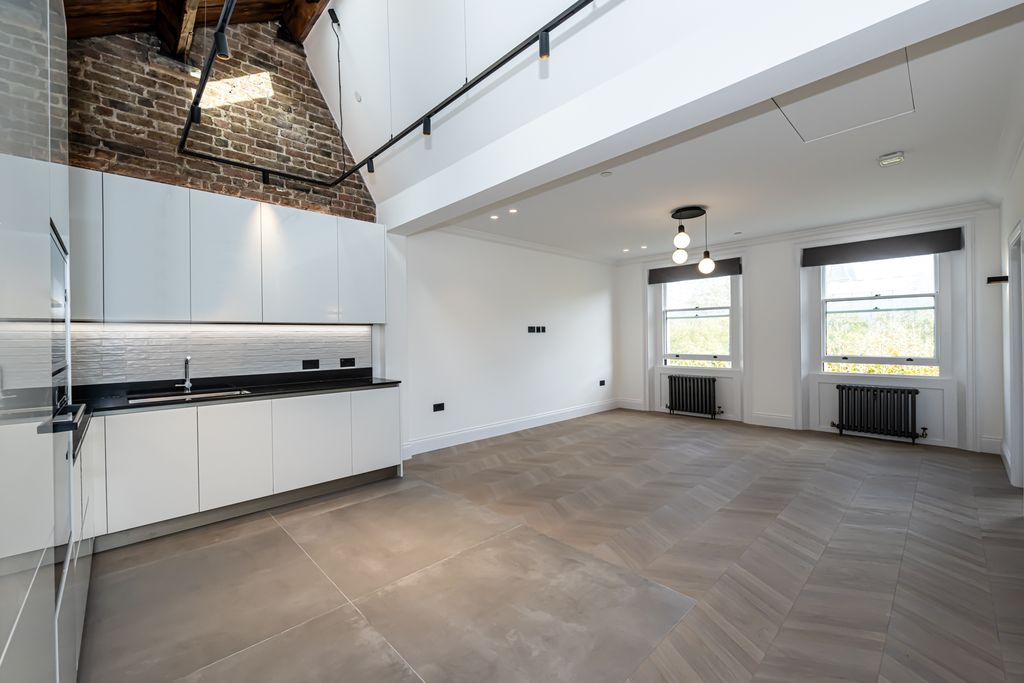 Property photo 2 of 17 Queens Gate 5 57-006 Lr