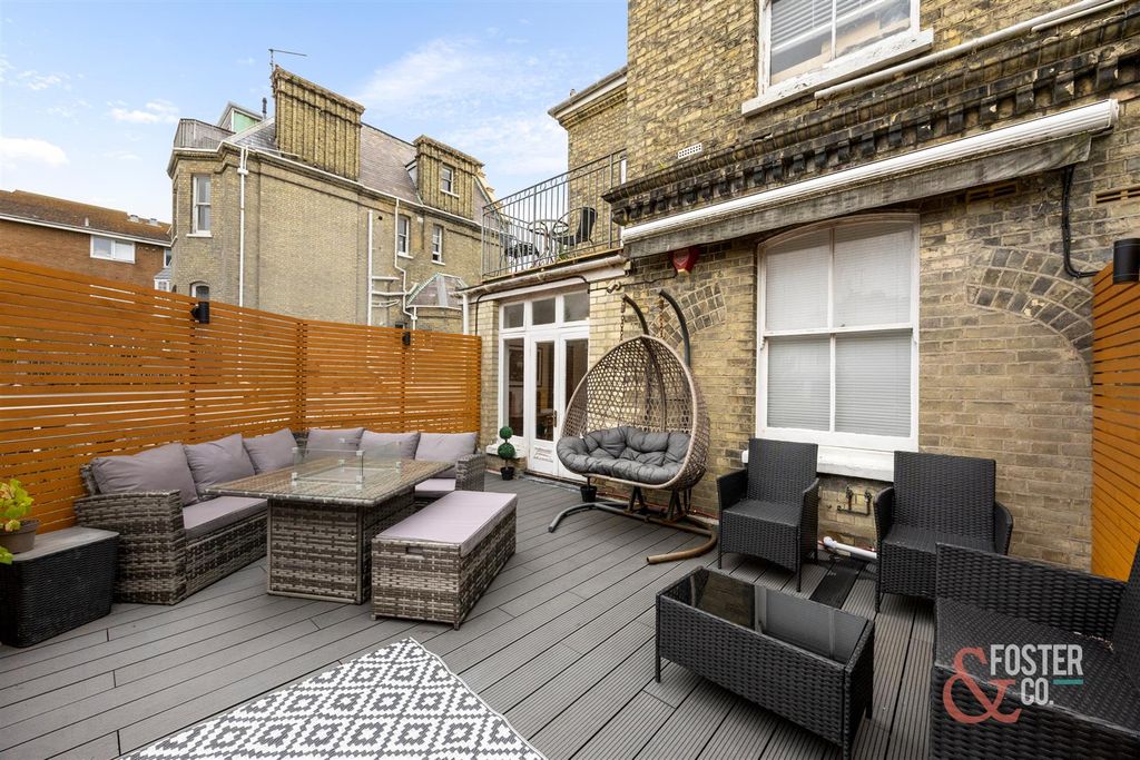 Property photo 2 of 39 Eaton Garden Mansions,12-003.Jpg