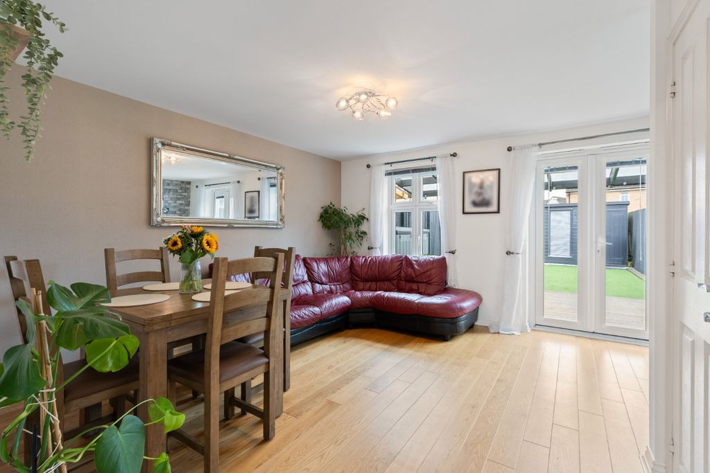 Property photo 2 of 25 5595852
