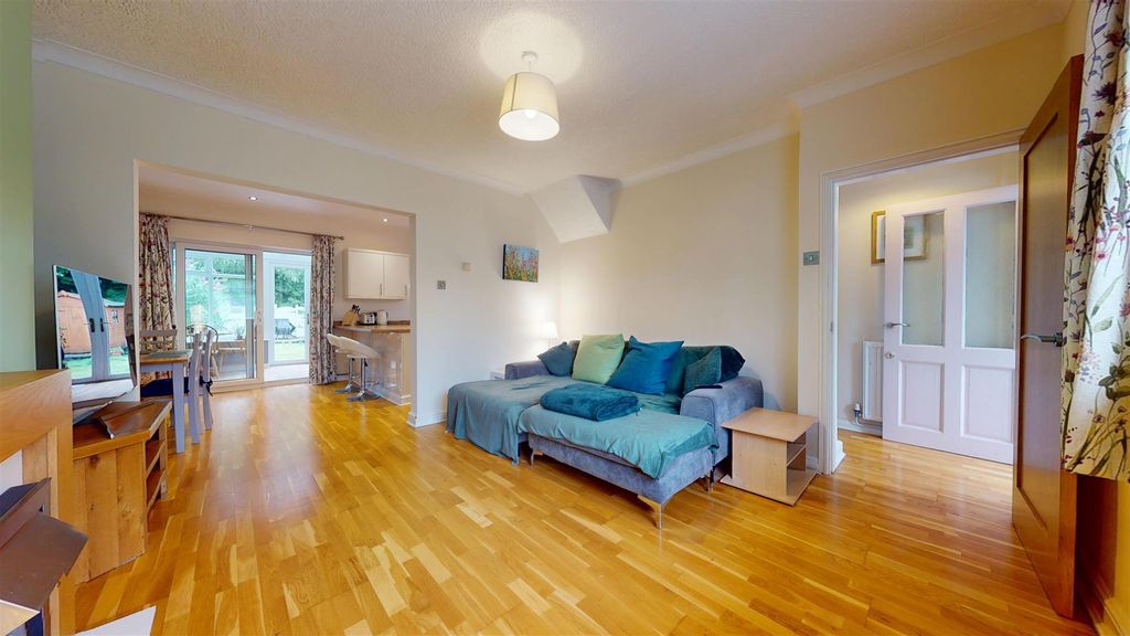 Property photo 2 of 25 Mill Lane Living Room