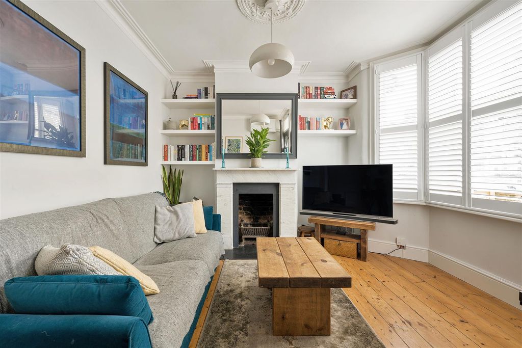 Property photo 2 of 24 Brookscroft, E17