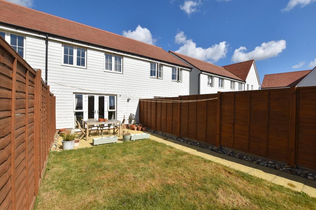 Property photo 3 of 22 37 Lake Drive New (5).Jpg