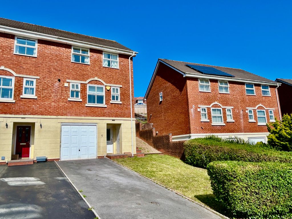Property photo 1 of 27 Driveway And Garage