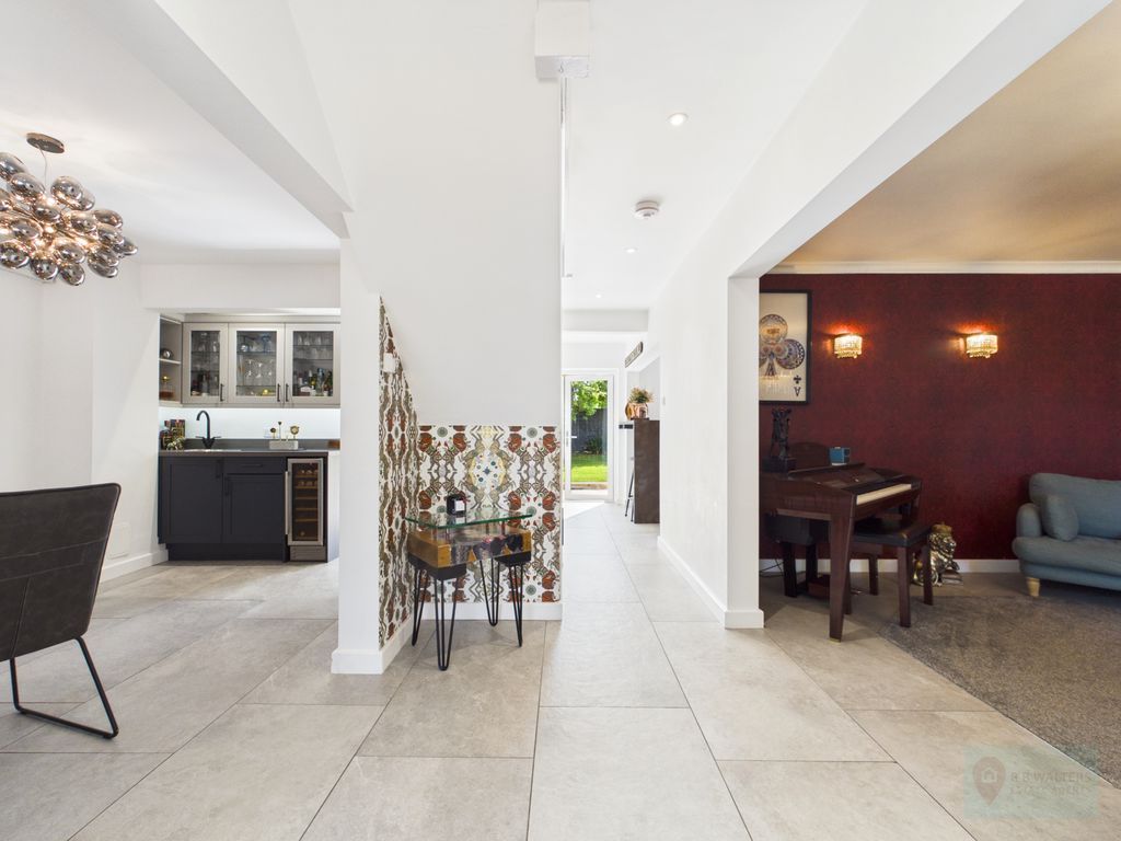 Property photo 2 of 34 Entrance Hall