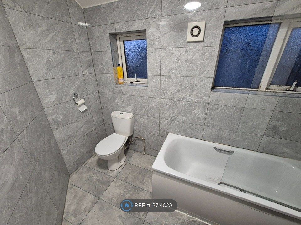 Property photo 3 of 10 Bathroom