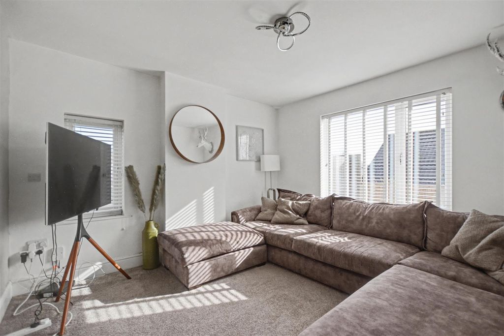 Property photo 2 of 28 Lounge