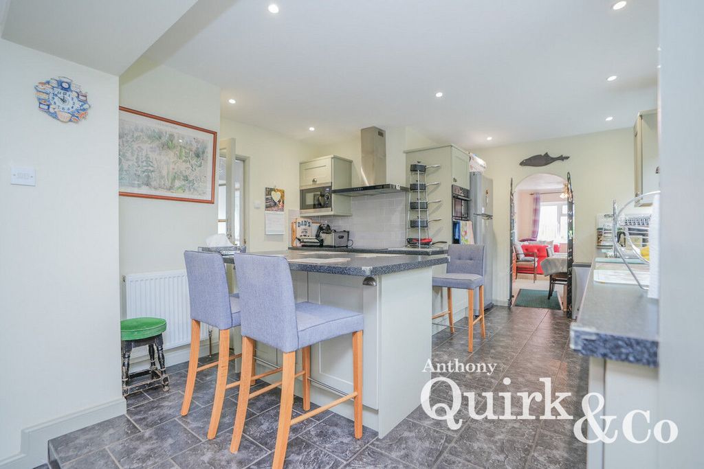 Property photo 3 of 25