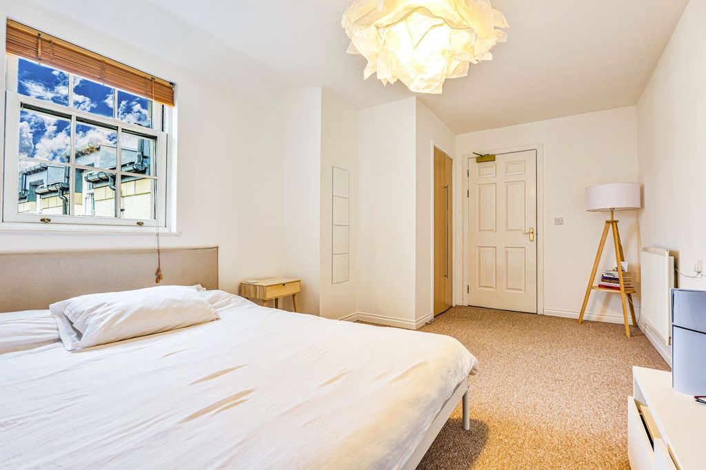 Property photo 3 of 19 Big Primary Bedroom With  Deep Built-In Wardrobe