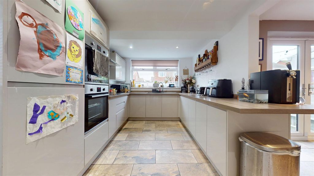 Property photo 3 of 22 Beech Gardens Kitchen