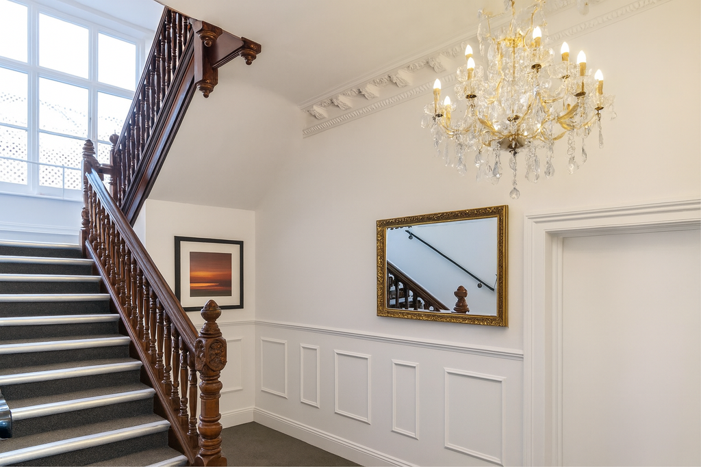 Property photo 3 of 9 Communal Hallway