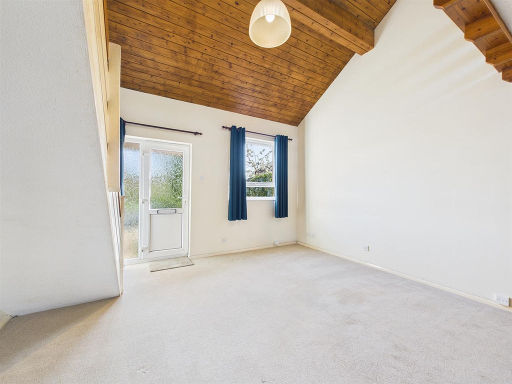 Property photo 2 of 6 Lounge