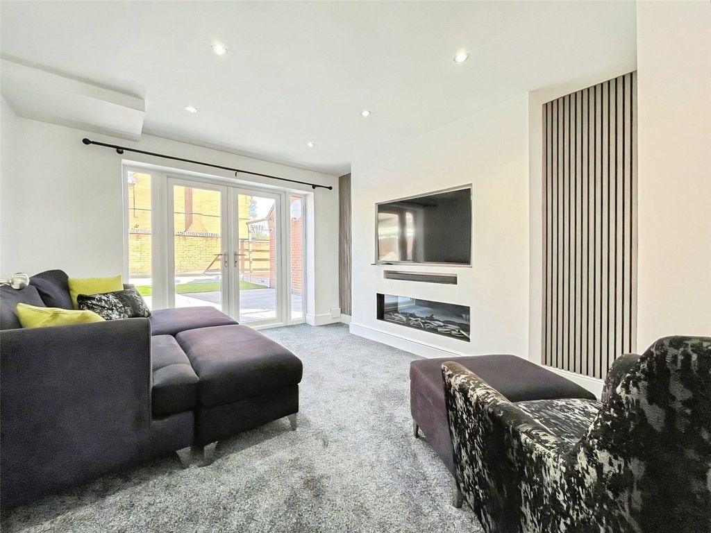 Property photo 2 of 34 Lounge