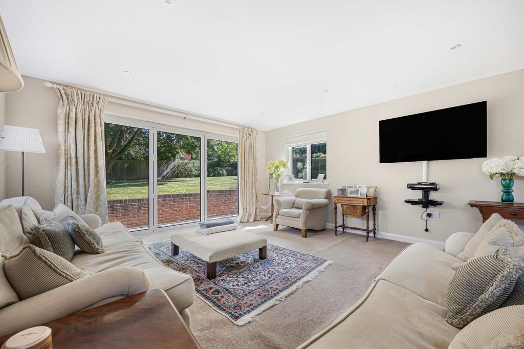 Property photo 2 of 33 Sitting Room