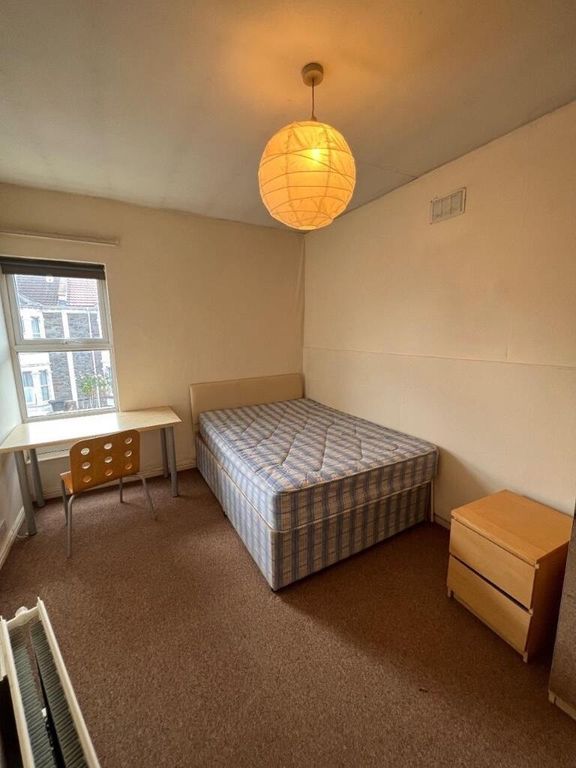 Property photo 2 of 15 Cozy Double Bedroom Featuring A Comfortable Double...