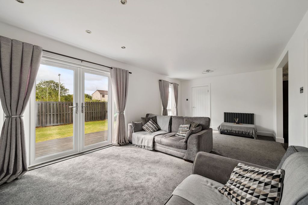 Property photo 3 of 34 Lounge