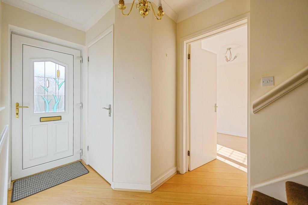 Property photo 3 of 28 29Somersetclose-3.Jpg