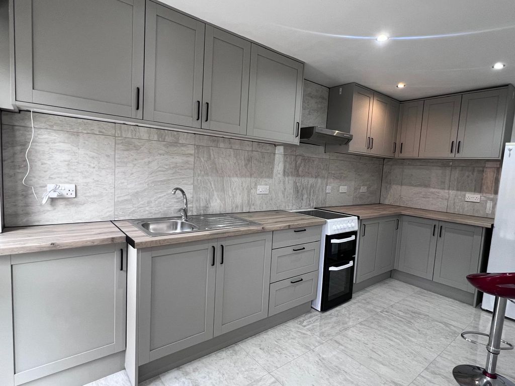 Property photo 1 of 7 One Bedroom Annex Flat Ideal For Working Couples Only--£1700 All Bill Inclusive